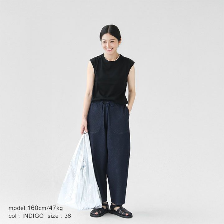 DANTONデニムイージーパンツに黒のノースリーブを合わせた夏の大人カジュアルコーディネート