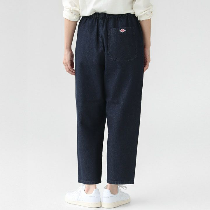 DANTONのデニムイージーパンツの後ろ姿