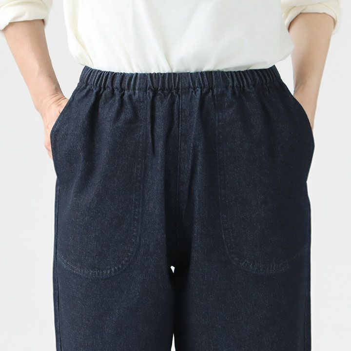 両手をポケットに入れたウエスト周りの拡大画像