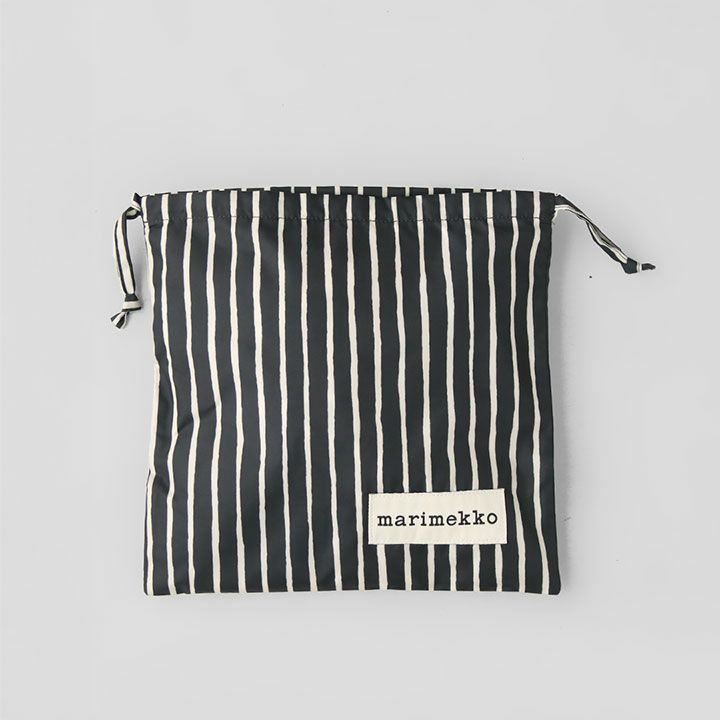 Marimekko ブラック×ホワイト ストライプ柄ドローストリングバッグの全体像。軽量でコンパクトな巾着デザインが特徴のマルチユースバッグ
