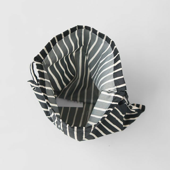 Marimekko ストライプ柄ドローストリングバッグの内側が見えるトップビュー。ポリエステル100％の生地で耐久性があり、シンプルなデザインが使いやすい