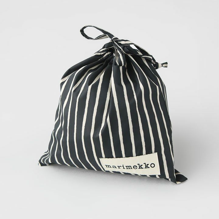 Marimekko ブラック×ホワイト ストライプ柄 ドローストリングバッグのトップビュー。巾着の開口部が結ばれた状態で、シンプルでスタイリッシュなデザインが際立つ