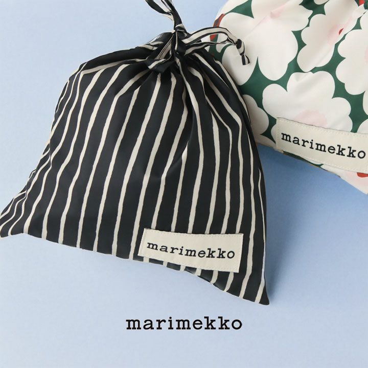 Marimekko ストライプ柄ドローストリングバッグ（ブラック×ホワイト）とフラワーパターン巾着バッグを並べた画像。シンプルでモダンなデザインが特徴のマルチユースバッグ