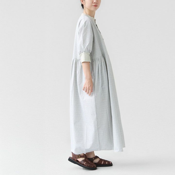 綿麻ハンドベルワンピースの横姿でシルエットが分かる画像