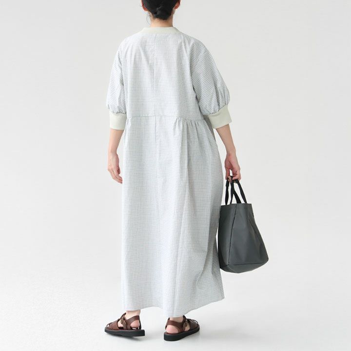 綿麻ハンドベルワンピースを後ろから見た着用イメージ
