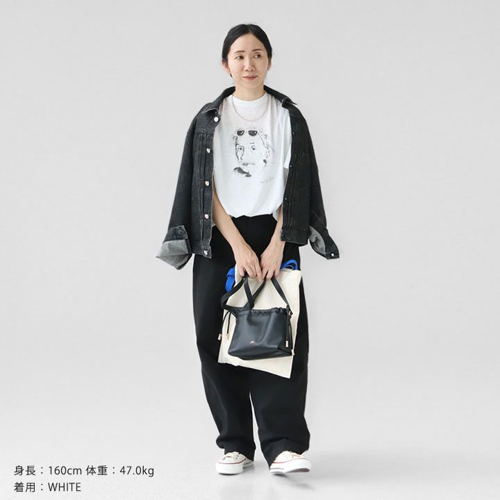 プリントTシャツにデニムジャケットを羽織った大人のカジュアルスタイル