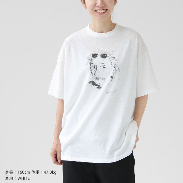 モデルが正面からUNCLE TEEを着用した上半身コーディネート