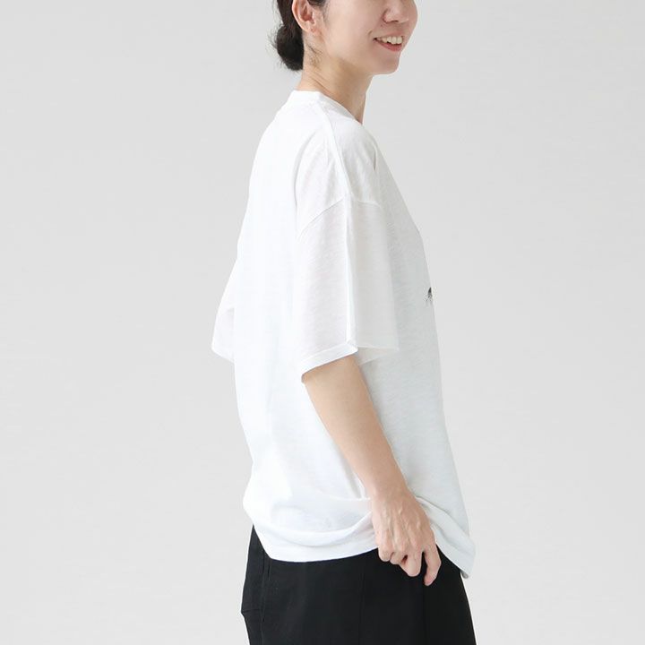 モデルが横からUNCLE TEEを着用している様子