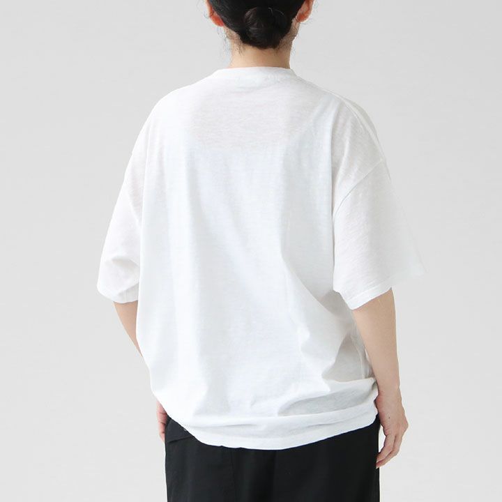 UNCLE TEEの後ろ姿を写した女性モデル