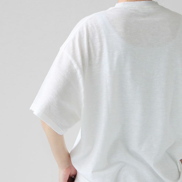 UNCLE TEEのゆったりした身頃と袖のディテール