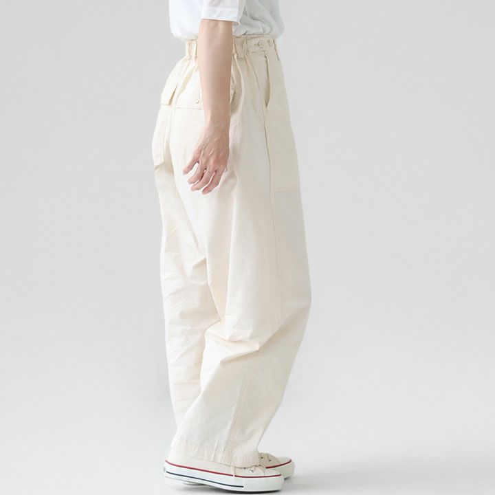 オフ色ジェームスパンツの横姿、自然なシルエットが際立つ着用イメージ