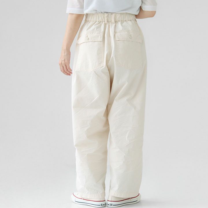 オフ色ジェームスファティーグパンツの後ろ姿、ヒップから足元までのワイドラインが伝わる画像