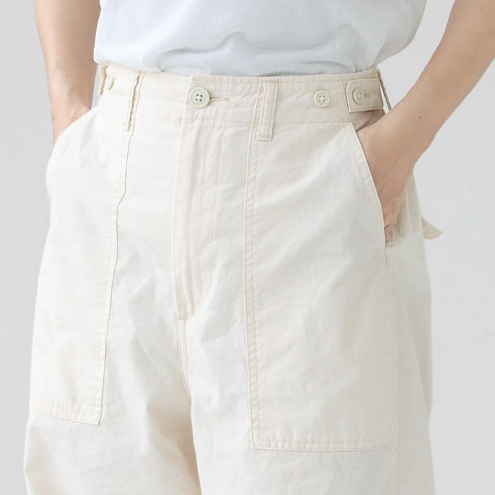 リップストップパンツのサイドポケットとウエストまわりを見せたカット