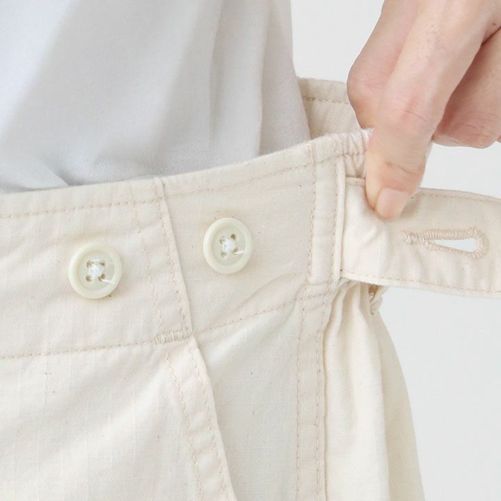 ウエストのボタン仕様・2段階調整可能なディテール