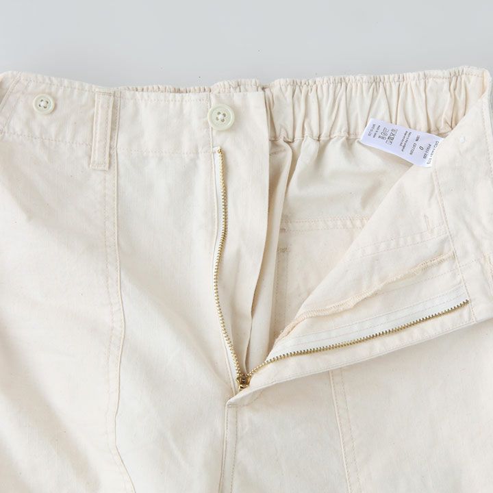 パンツの前開き部分をアップにした画像