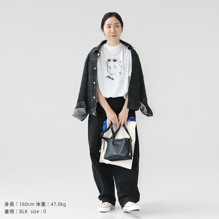 オーディナリーフィッツのファティーグパンツを白T＆ブラックデニムジャケットで着こなす女性のスタイリング