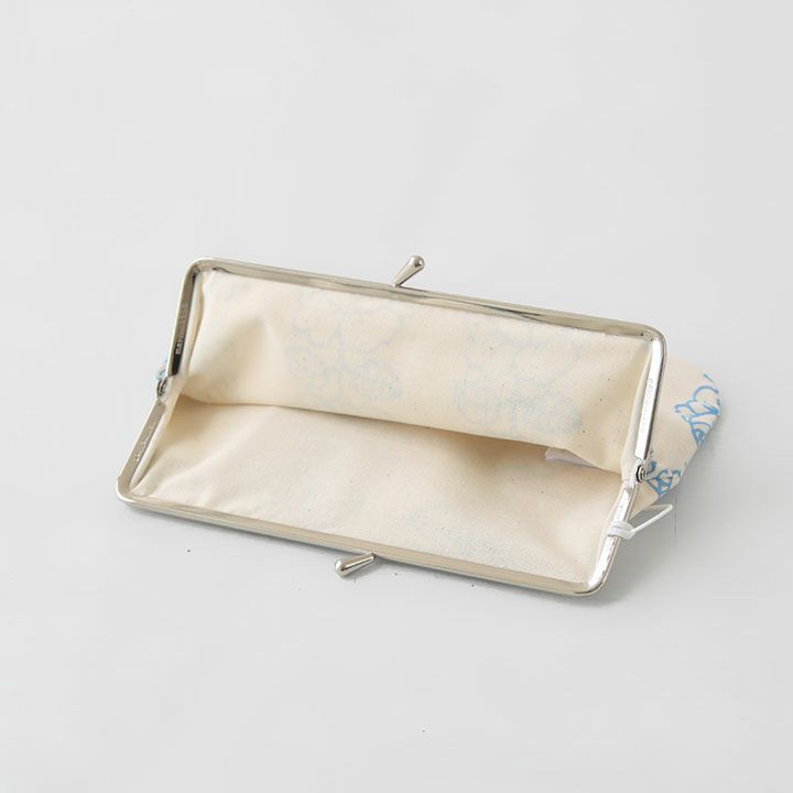 大きく開いて使いやすいがま口タイプ