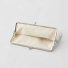 大きく開いて使いやすいがま口タイプ