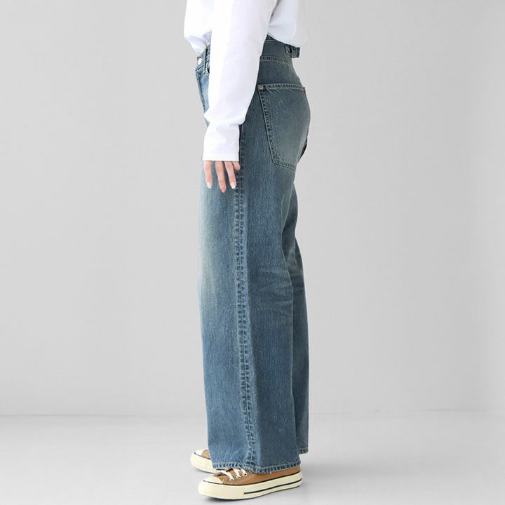 ジップフライと前立てディテールのアップ