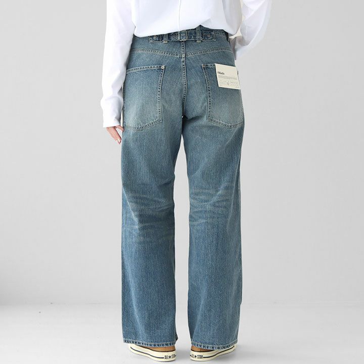 後ろ姿に映えるシンチバックとヒップライン