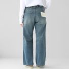 後ろ姿に映えるシンチバックとヒップライン