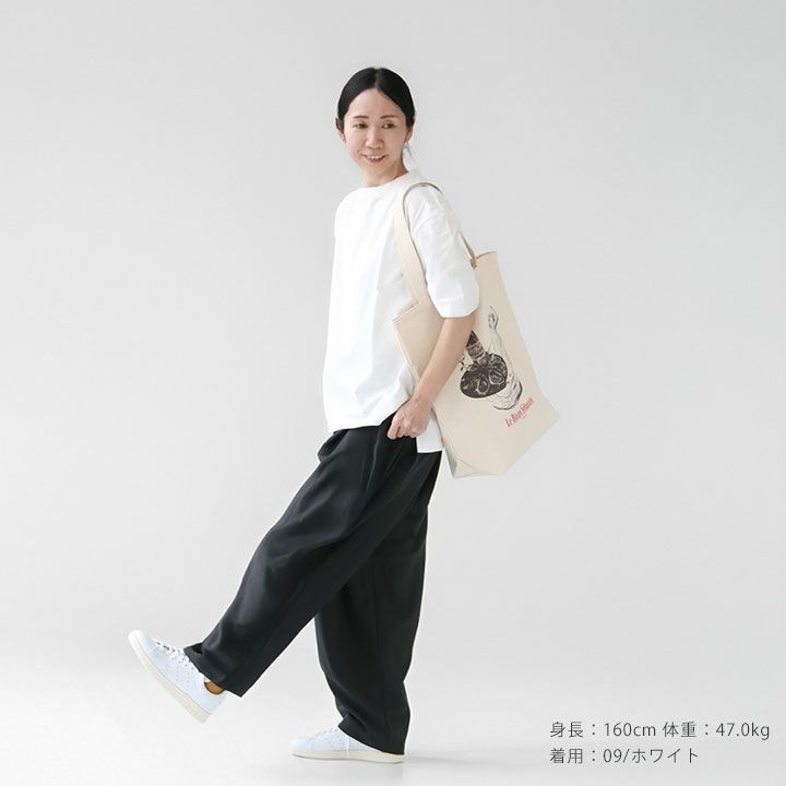 ホワイトのクラシック天竺スリットTをパンツと合わせた大人のナチュラルカジュアルコーデ。透けにくい程よい厚みで上品に映えるTシャツスタイル。160cm 47kg着用